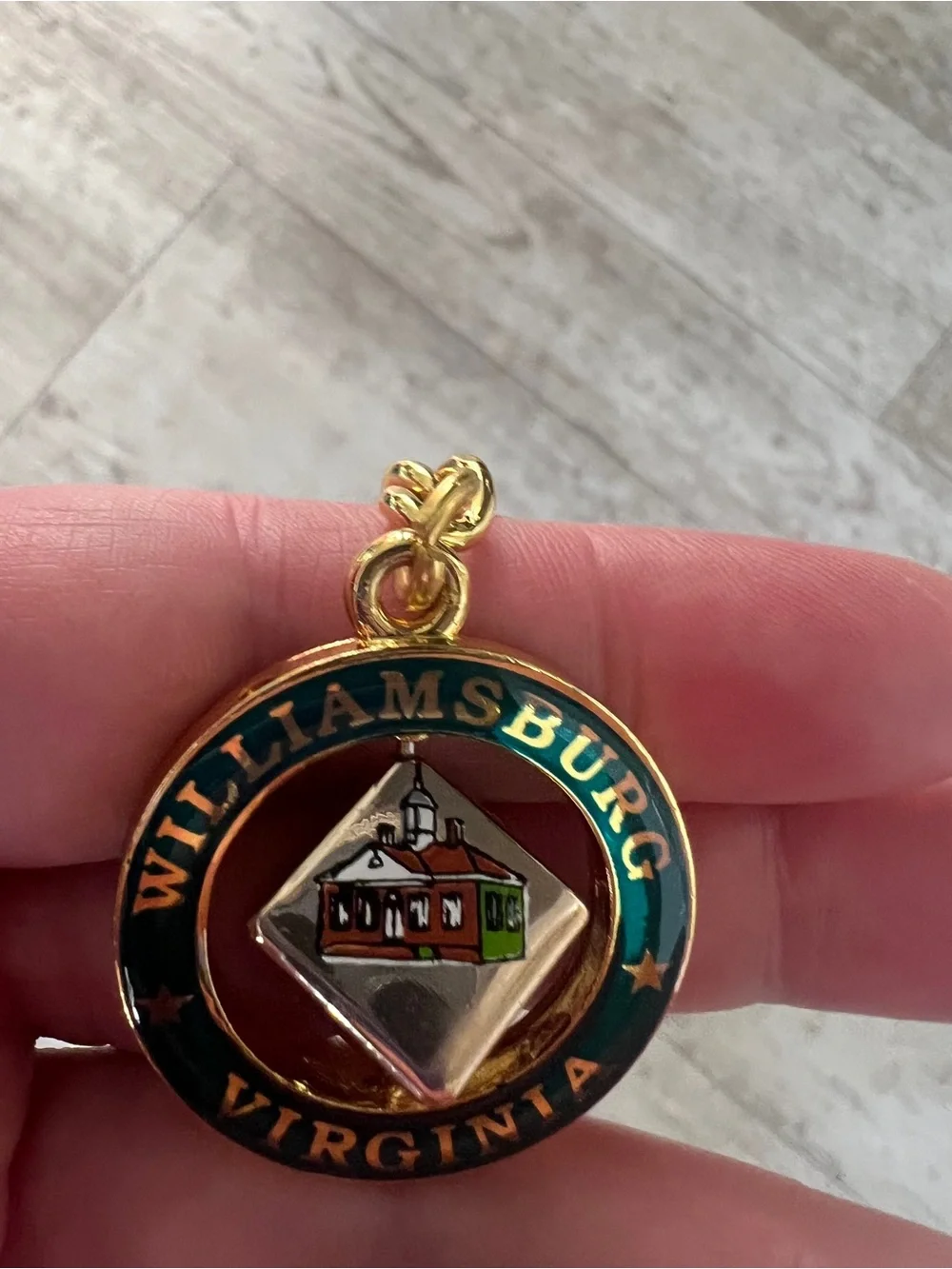 Williamsburg Virginia Vintage Gold-Tone Keychain with Medallion Spinner Souvenir